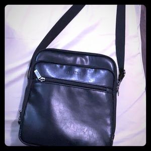 Kenneth Cole Reaction Messenger Bag